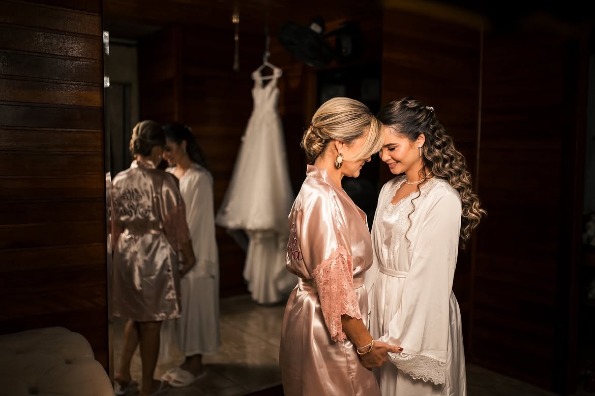 Noiva e mãe em momento emocionante
